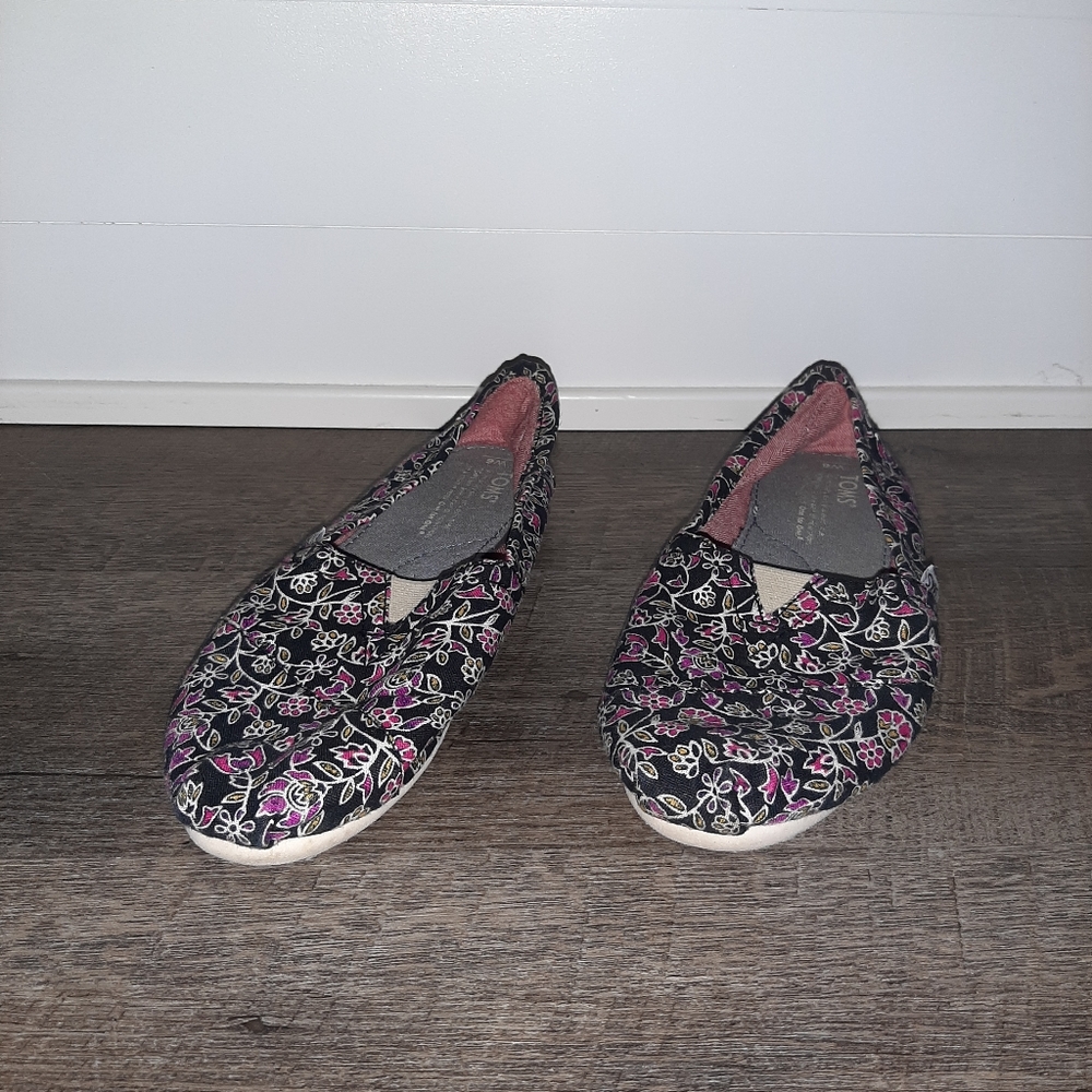 Toms SIZE 6